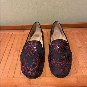 Naturalizer Black and Burgundy Embroidered Loafers